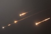 海宁伊朗以导弹齐射回应以色列的大规模袭击