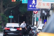 海宁台当局这个单位的公车，给了狗了